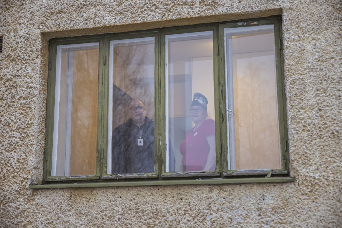 Ari Kokko ja Minna Torkkola katsevat ikkunasta ulos.