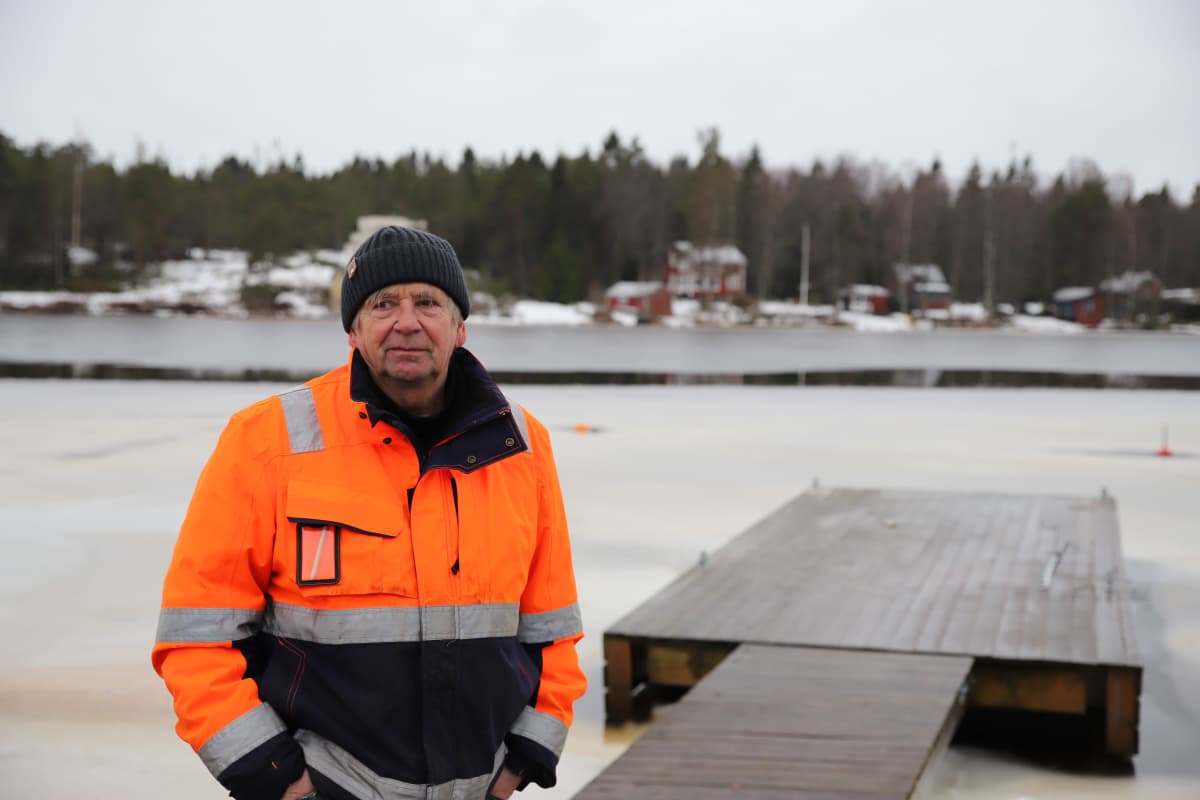 kalastaja Kalle Björkskog kotilaiturillaan Luodonjärven Lilla-Tjuvörentin rannassa.
