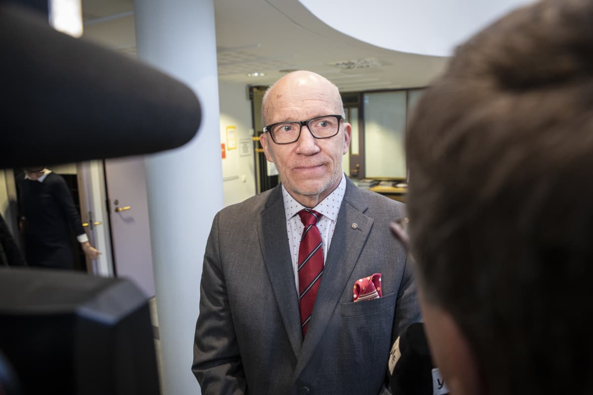 Puolustus asianajaja Kuopion käräjäoikeudessa, taide oikeuden käynnissä.