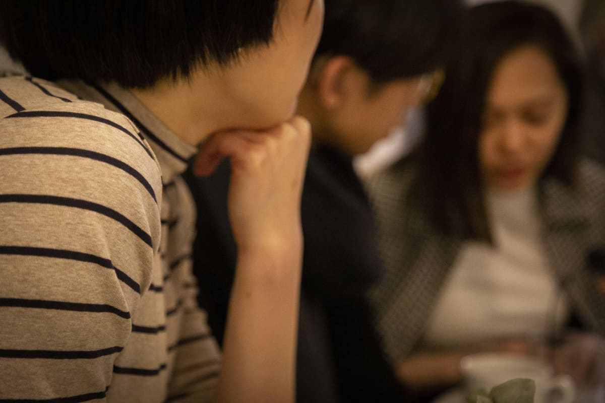 Kolme Suomessa opiskelevaa taiwanilaista tapaa helsinkiläisessä kahvilassa.