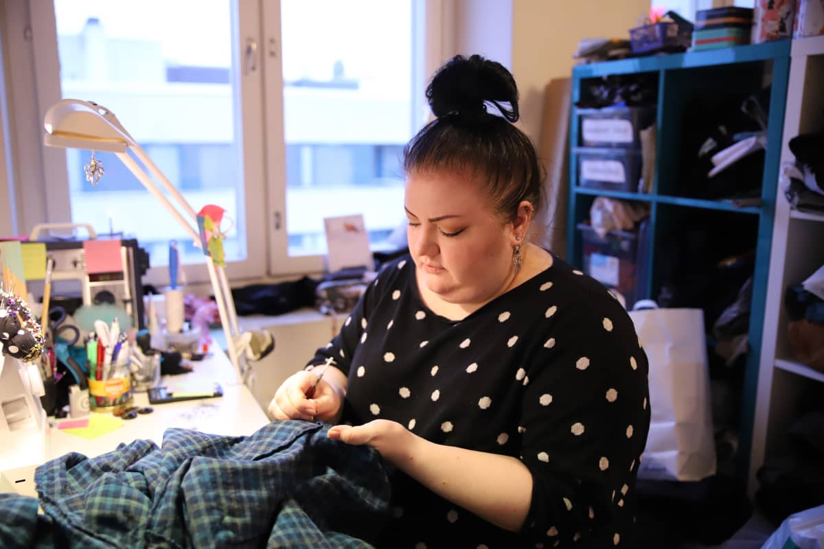 Nainen ompelee flanellipyjaman saumaa