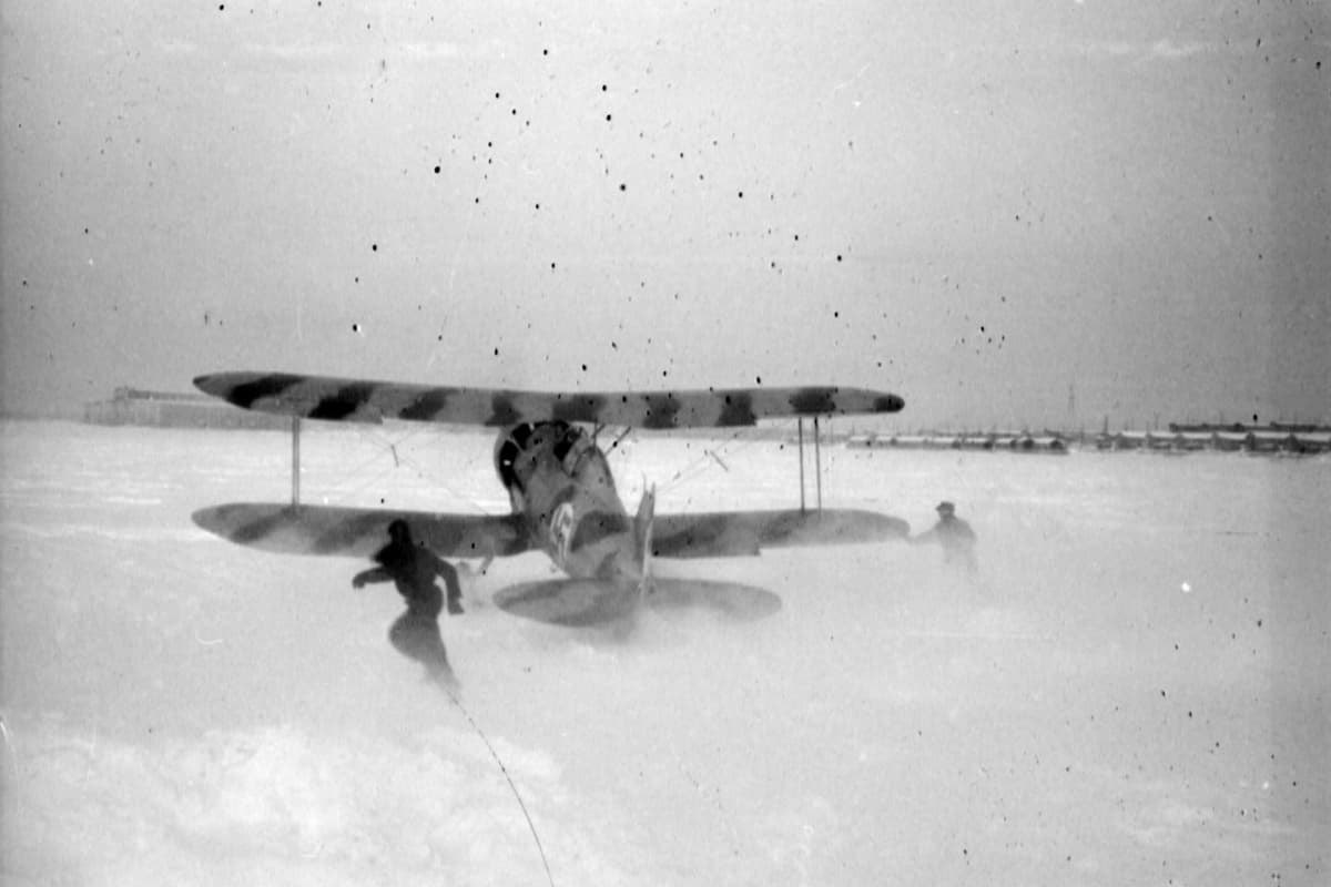 Ruotsalaisten vapaaehtoisten Lentorykmentti 19:n Gloster Gladiator -hävittäjälentokone nousukiidossa meren jäällä Veitsiluodon edustalla talvisodan aikana.