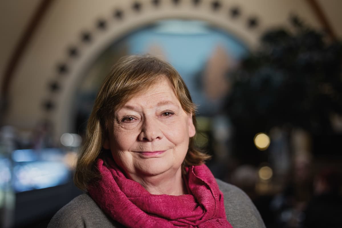 Pirkko Vekkeli Roberts Coffee'n kahvilassa (ent. Aschan) pohjois-esplanadilla.