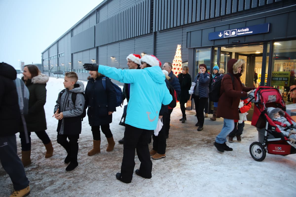 turisteja Rovaniemen lentokentällä