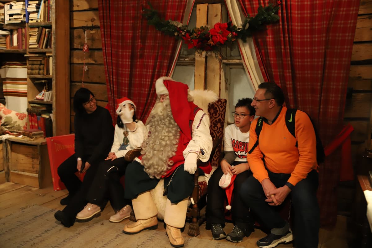 singaporelaisperhe tapaa joulupukin Santa Parkissa