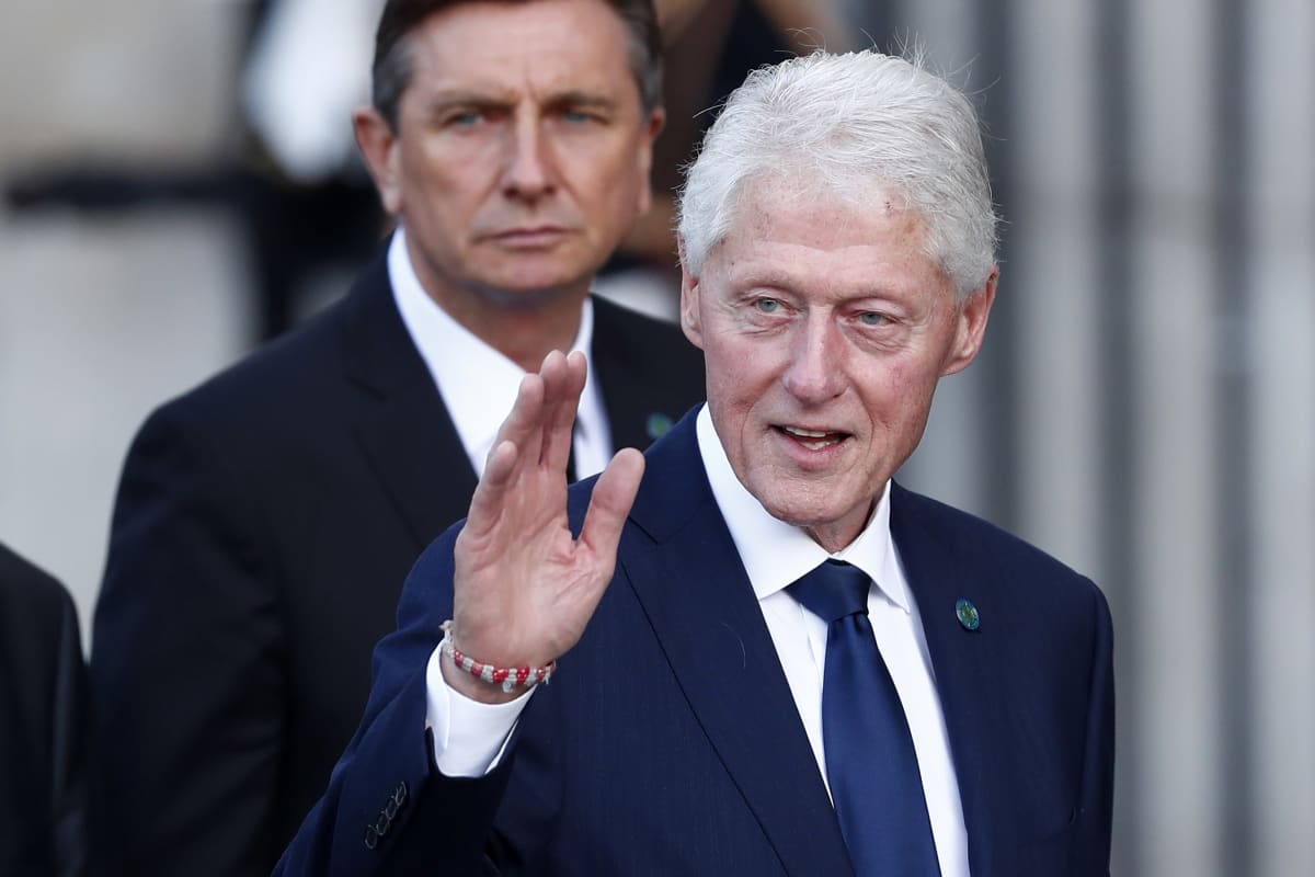 Presidentti Bill Clinton heilauttaa kättään tervehdykseksi.