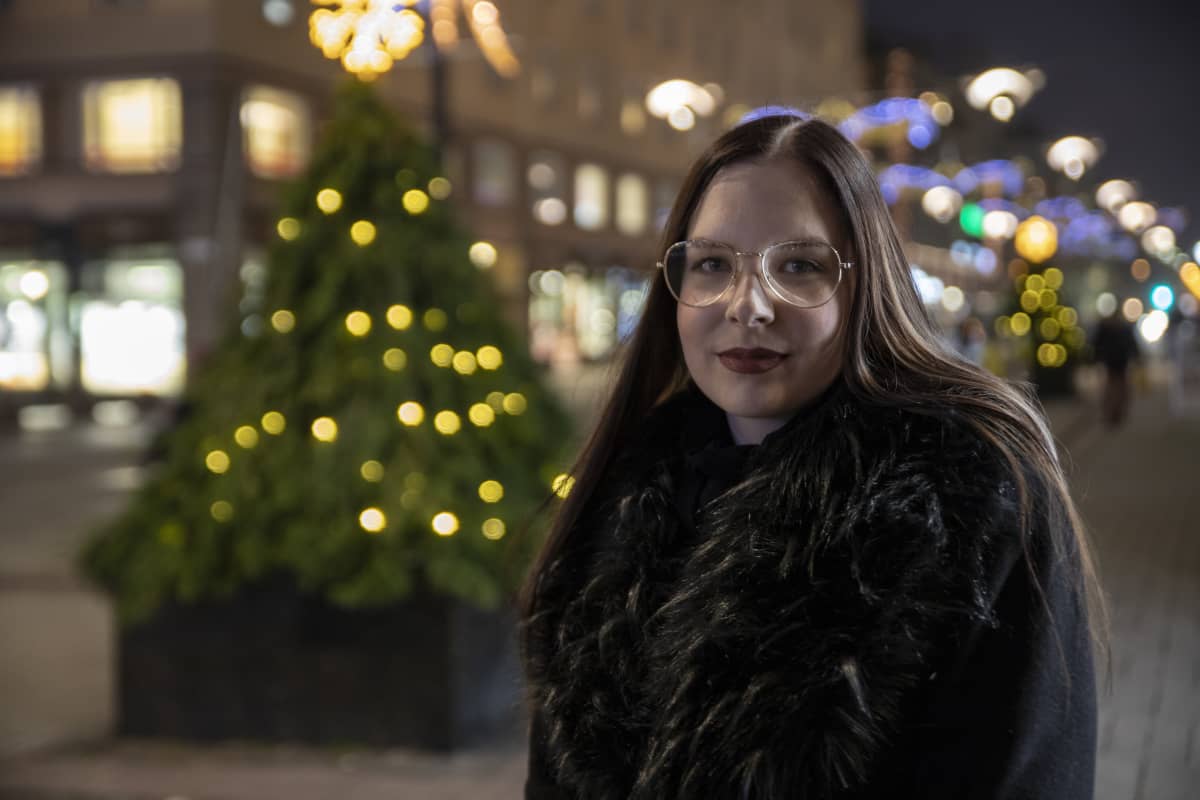Turkulainen Janika Sirén katselee Yliopistonkadun päähän.
