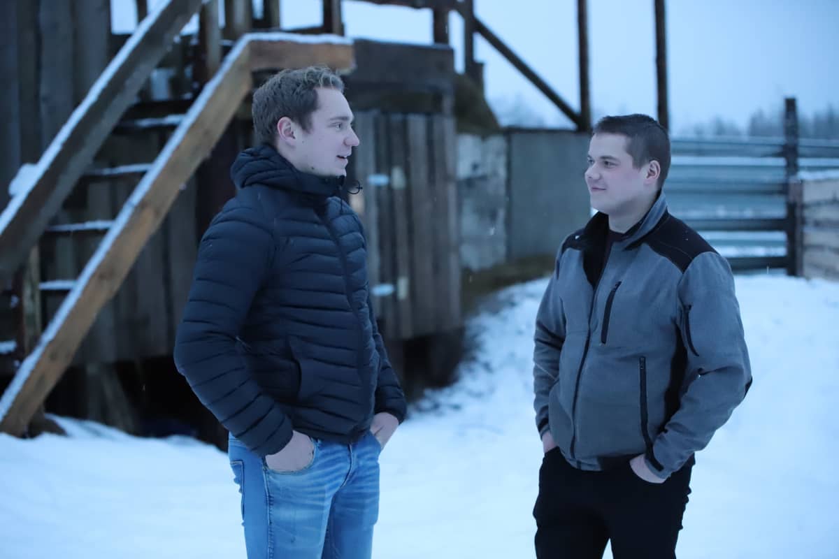Lauri Alvik ja Leander Forsblom seisovat ulkona.