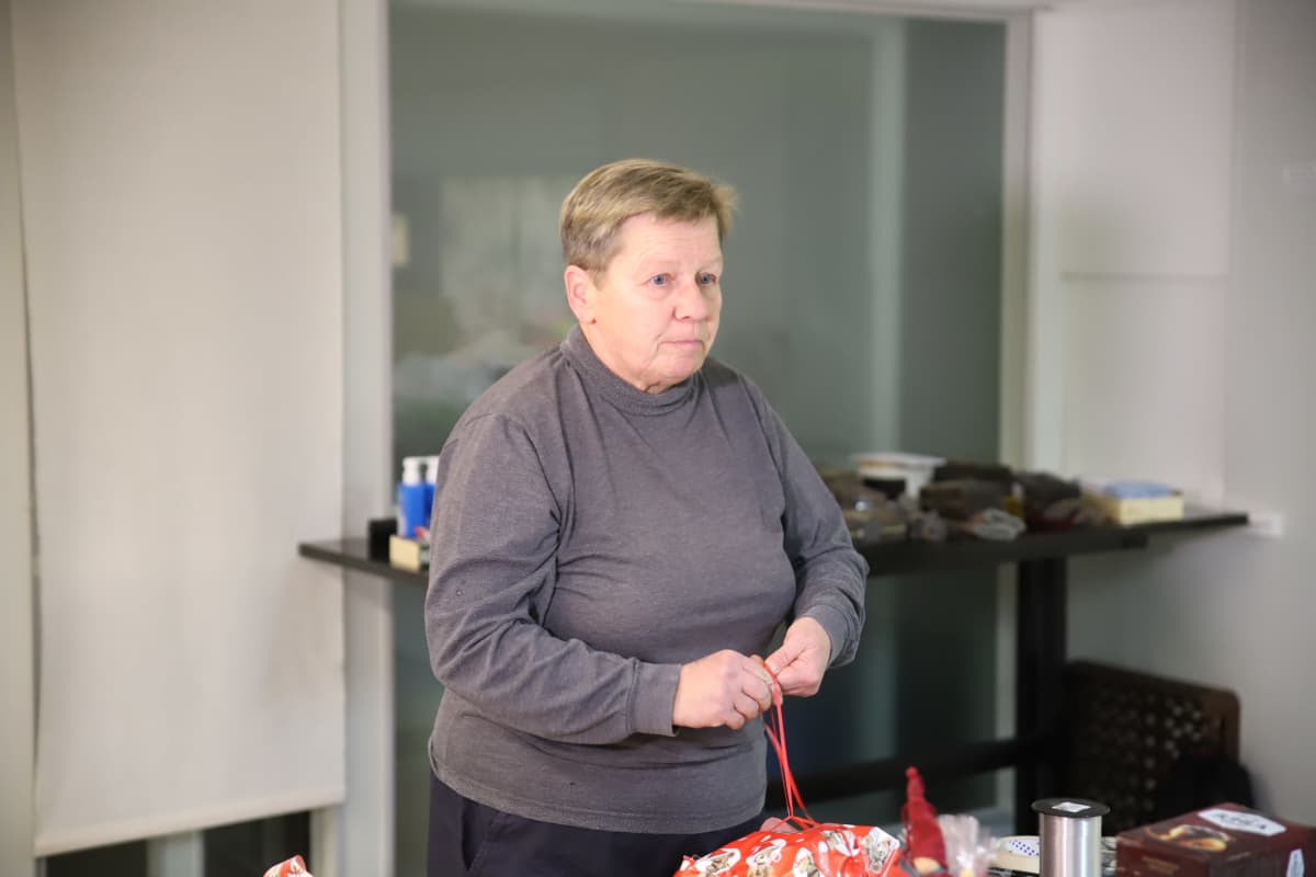 Marjo Hannula paketoi lahjoja yksinäisten joulujuhlaan
