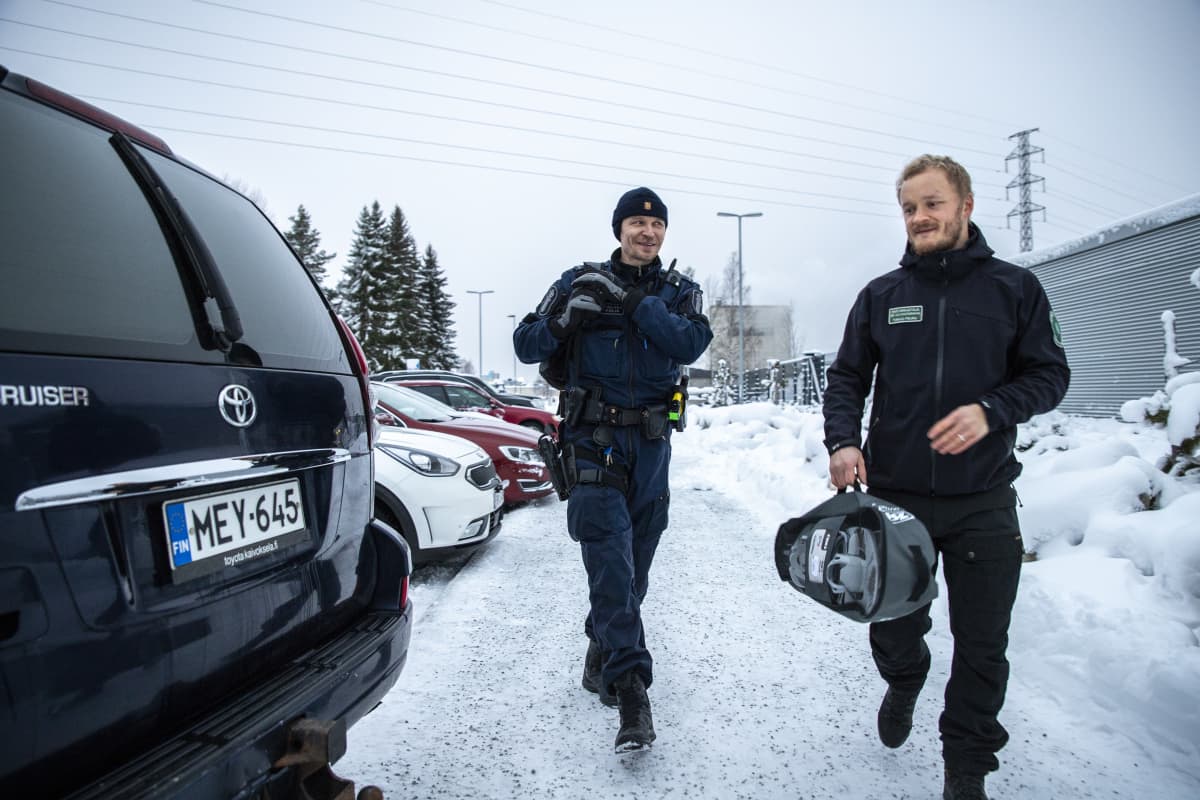 Susipartion jäsenet Tobias Peura ja Kimmo Örn pakkaavat autoa lähtövalmiiksi Joensuun poliisiaseman edustalla