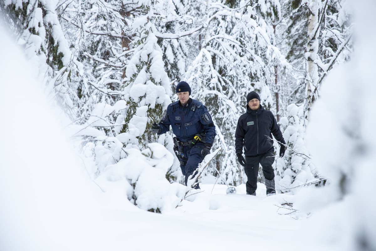 erätarkastaja Tobias Peura ja vanhempi konstaapeli Kimmo Örn etsivät susien jälkiä lumisessä metsässä