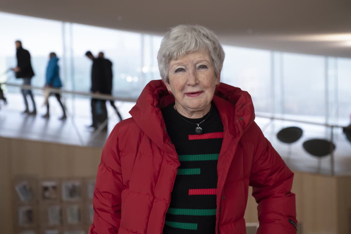 Irene Leets kuvattuna Helsingin keskustakirjastossa Oodissa.