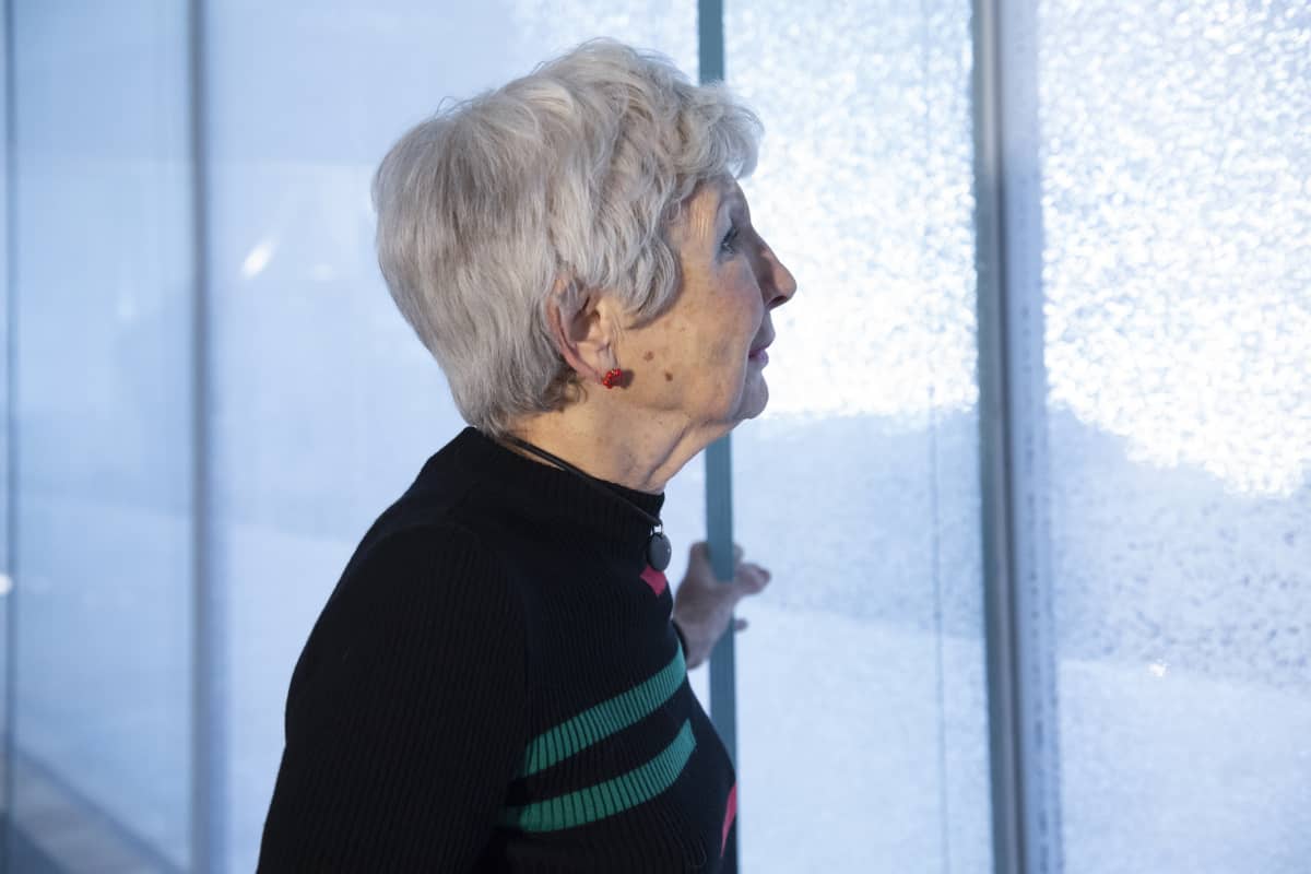 Irene Leets kuvattuna Helsingin keskustakirjastossa Oodissa.