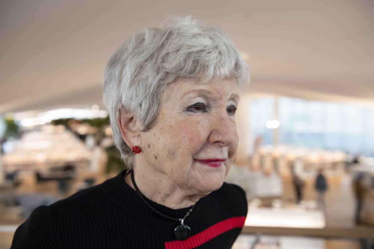 Irene Leets kuvattuna Helsingin keskustakirjastossa Oodissa.