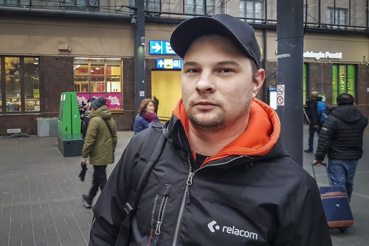 kansalainen rautatieasemalla
