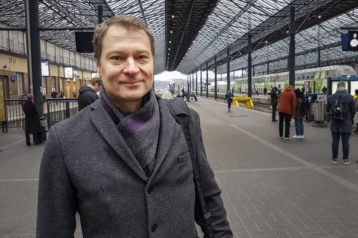 kansalainen rautatieasemalla