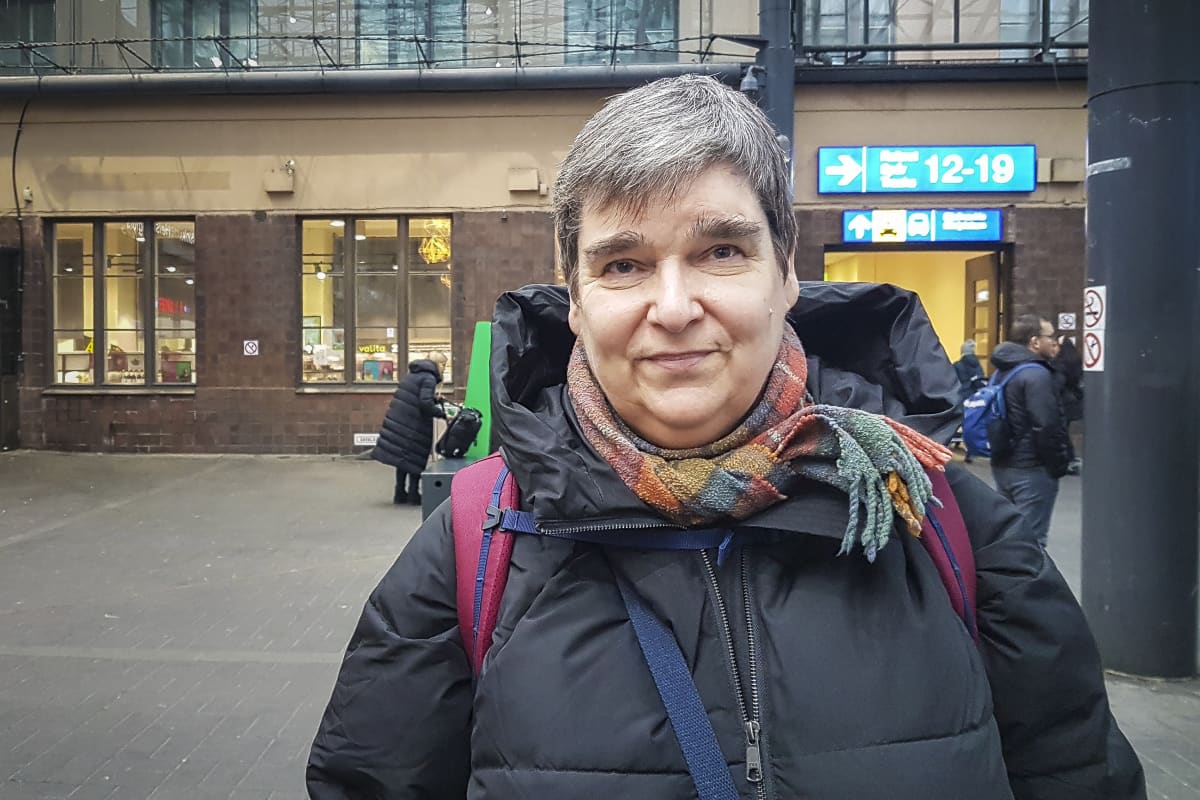 kansalainen rautatieasemalla