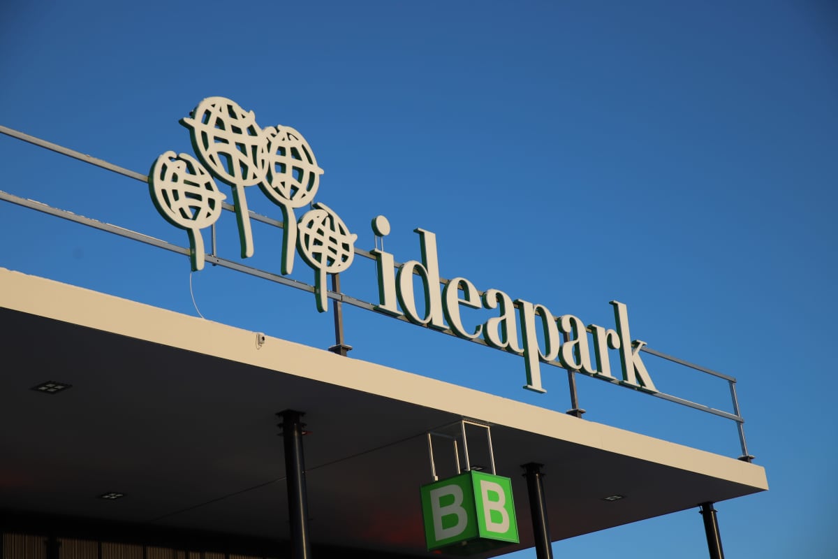 Seinäjoen Ideaparkin valomainoskyltti katolla