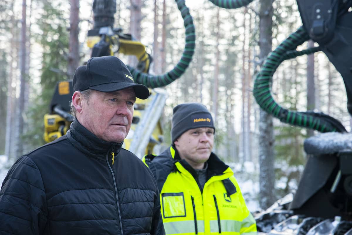 Henkilökuvassa metsäkoneyrittäjä Markku Haverinen ja hänen poikansa Hannu-Pekka.