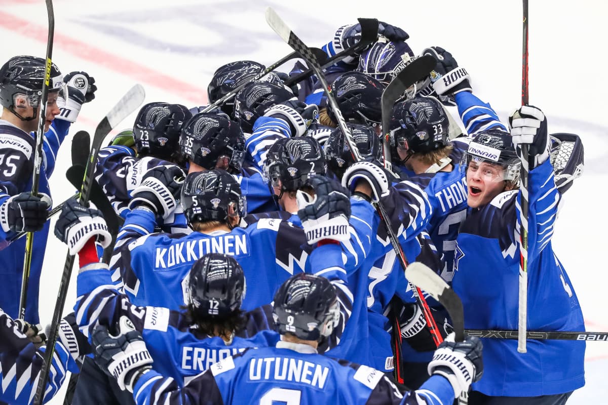 Suomi juhlii voitettuaan USA:n Trinecissä.