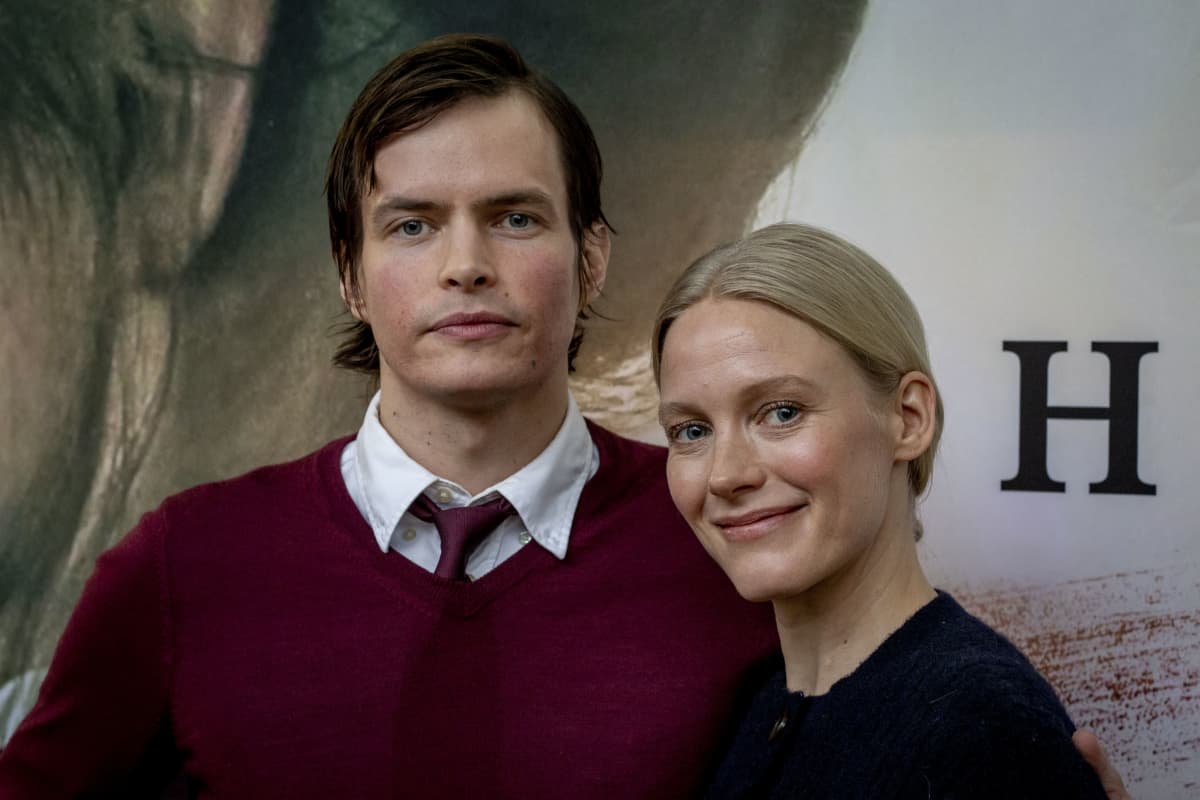 Johannes Holopainen ja Laura Birn Helene-elokuvan lehdistötilaisuudessa