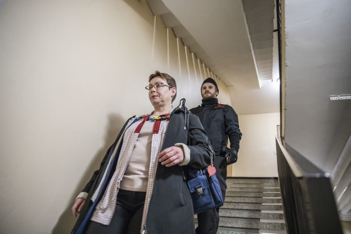 Hoitaja ja vartija rappukäytävässä.