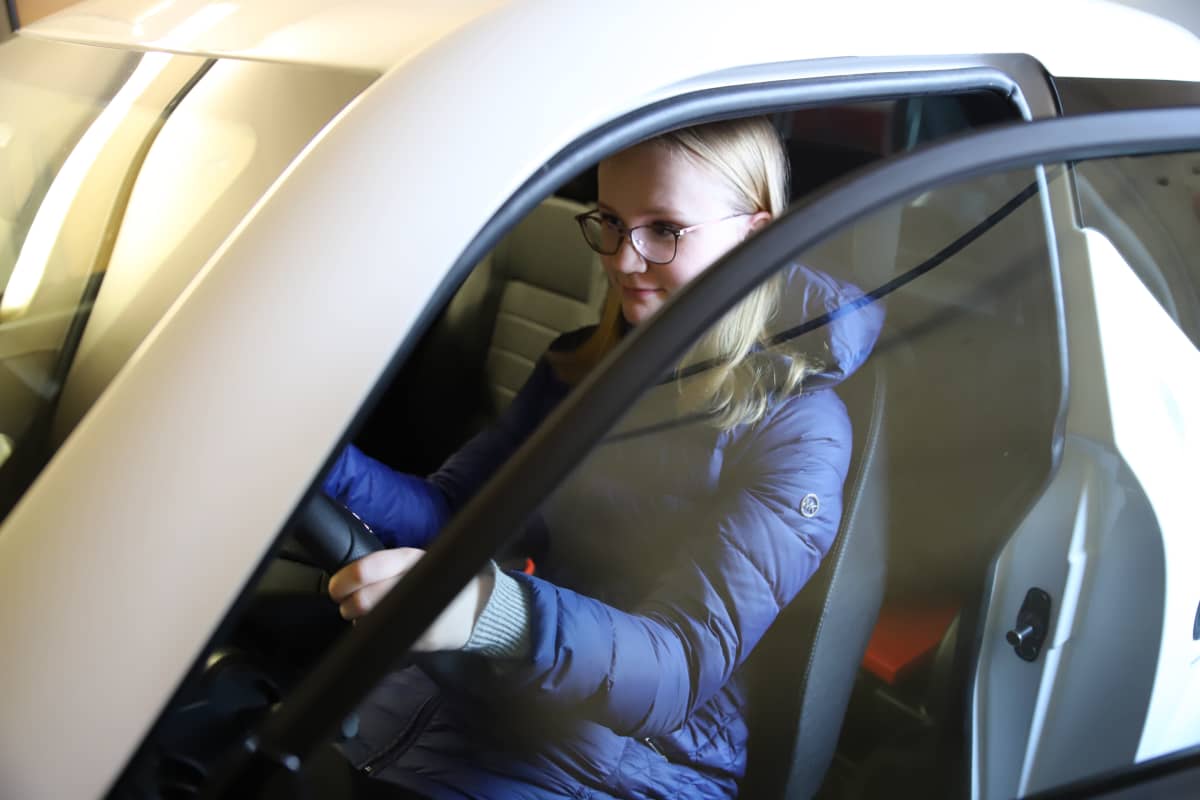 Saana Huttunen istuu mopoautossa.