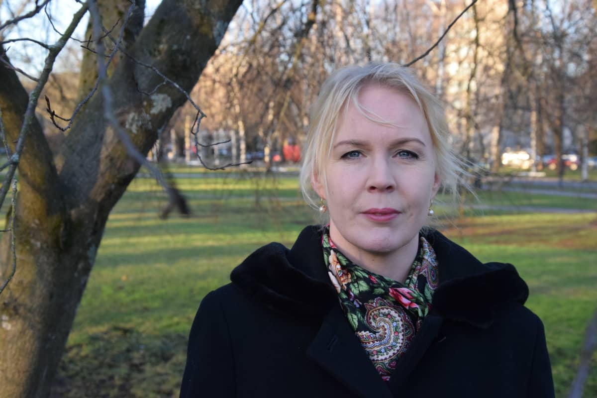 Dosentti Karoliina Lummaa puistossa.
