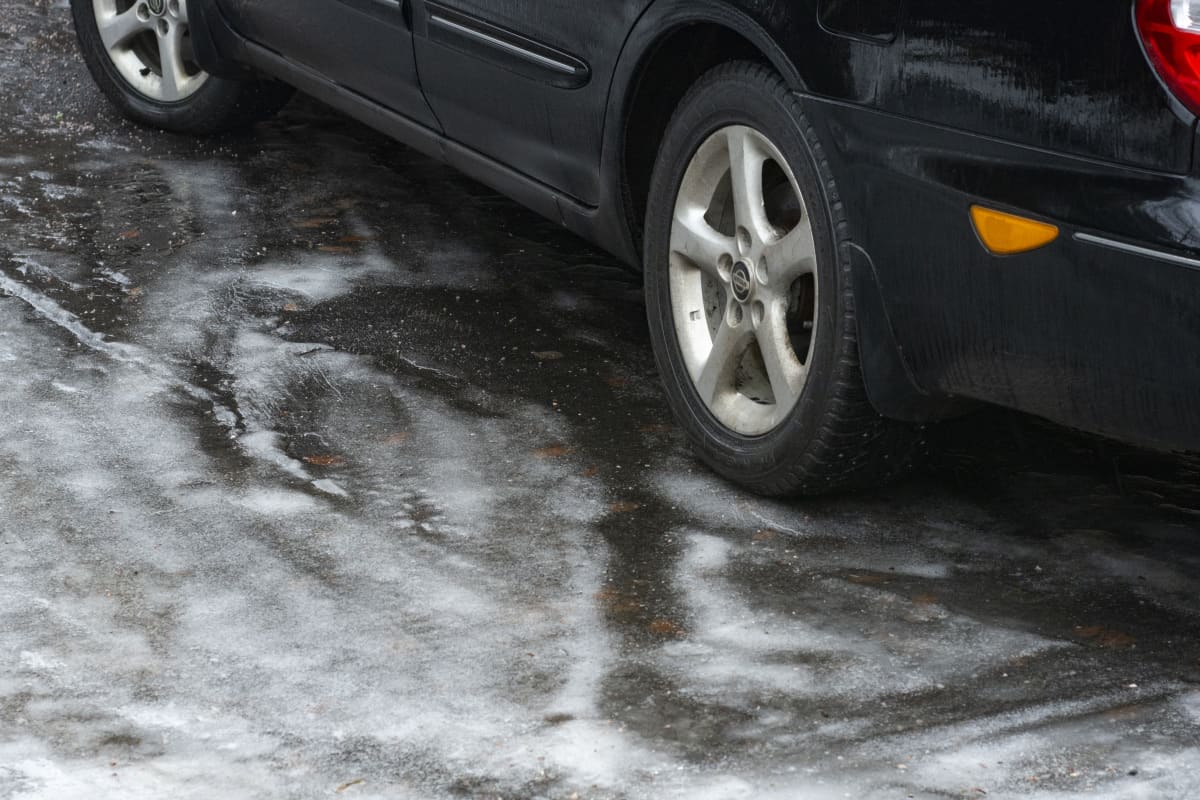 Auto jäisellä tiellä