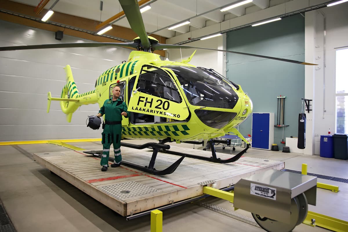 Mies astuu ulos lääkärihelikopterista.