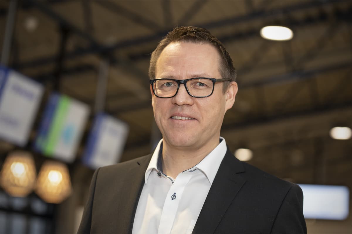 Sami Laakkonen Joensuun lentoaseman aulassa.