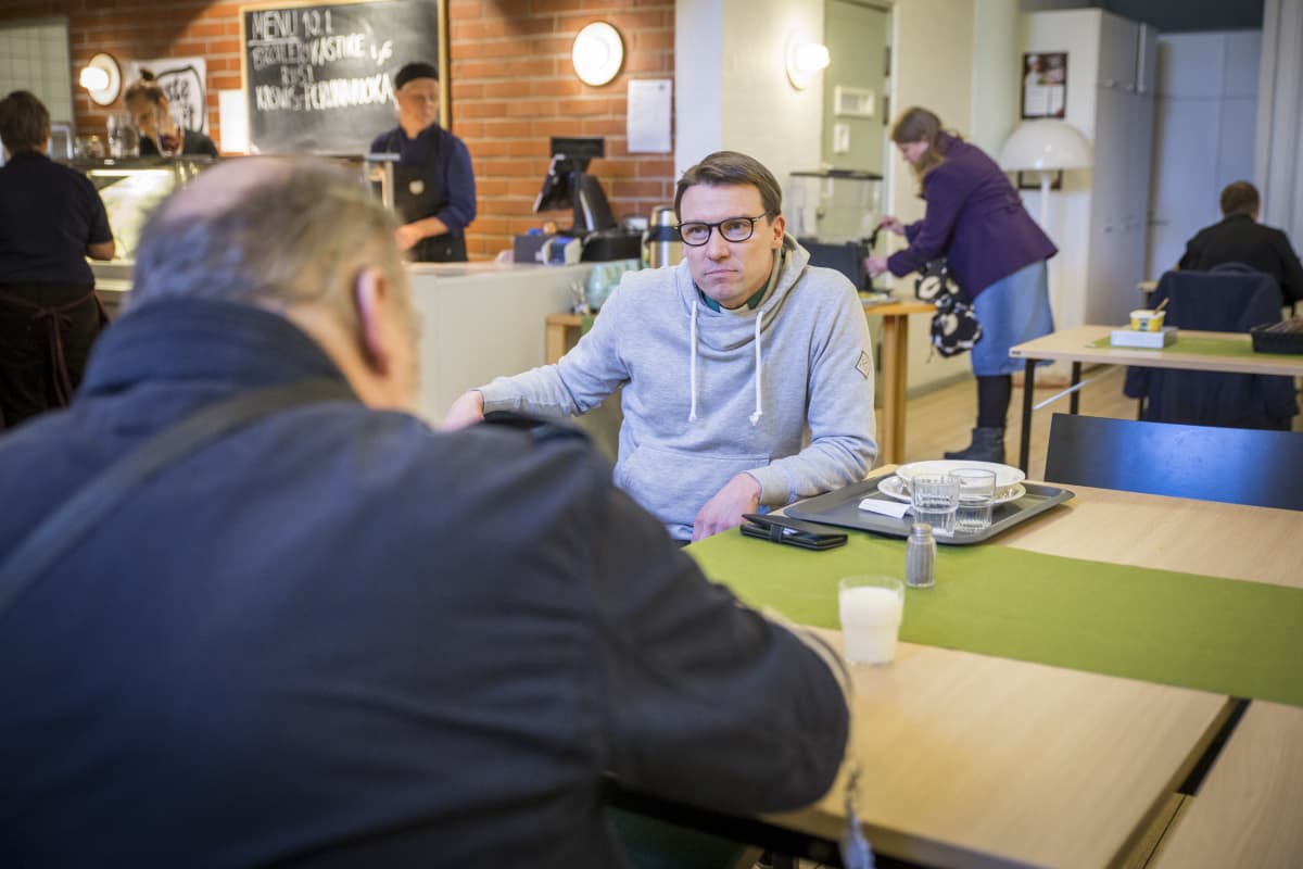 yhteisödiakoni, Jukka-Pekka Vaittinen keskustelee lounalle tulleen henkilön kanssa