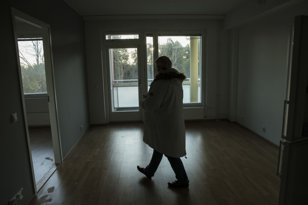 Rauman asumisneuvoja Nina Nordman kävelee raumalaisasunnon poikki.