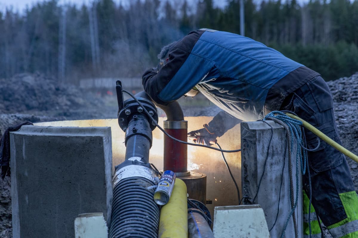 Geolämpökaivon kantta hitsataan kiinni.