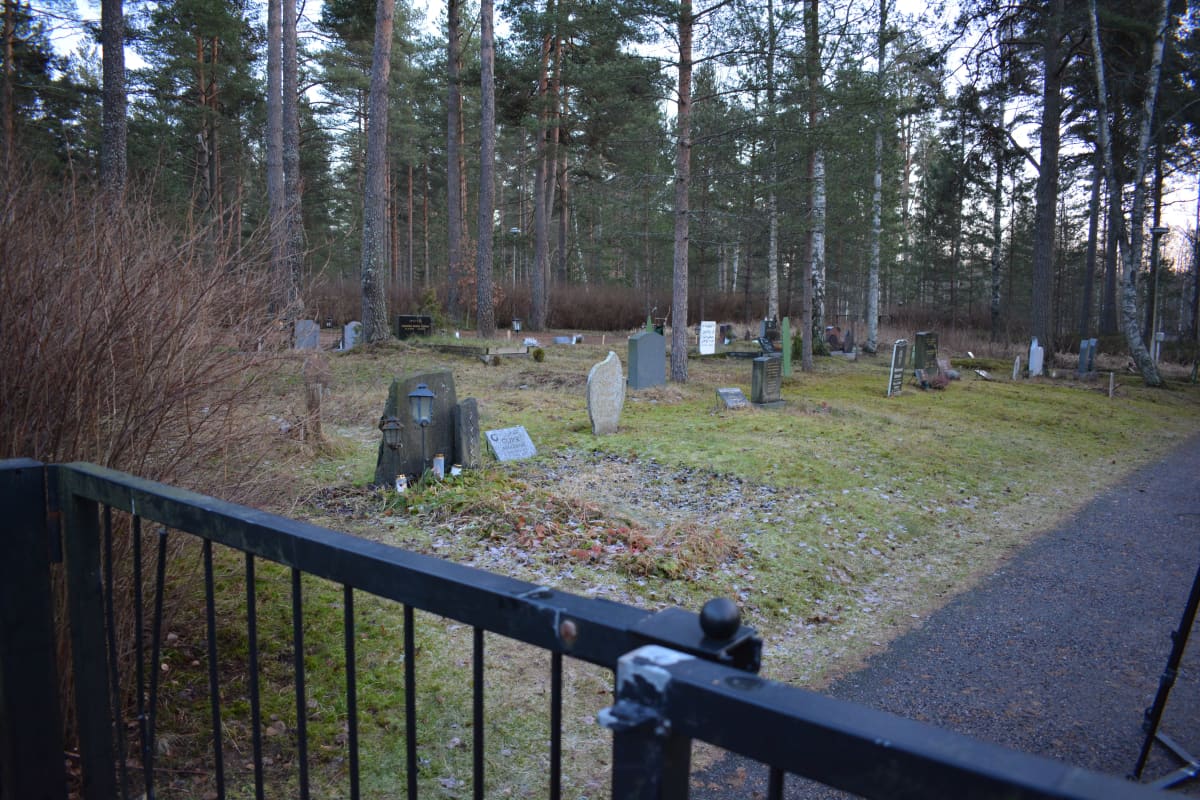 Kärsämäen hautausmaan tunnustukseton alue.
