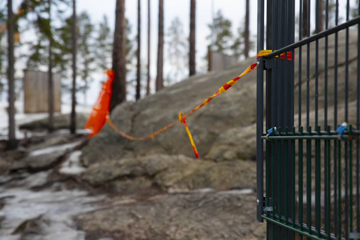 Liukkauden vuoksi rajattu piha-alue kuopiolaisella koululla.