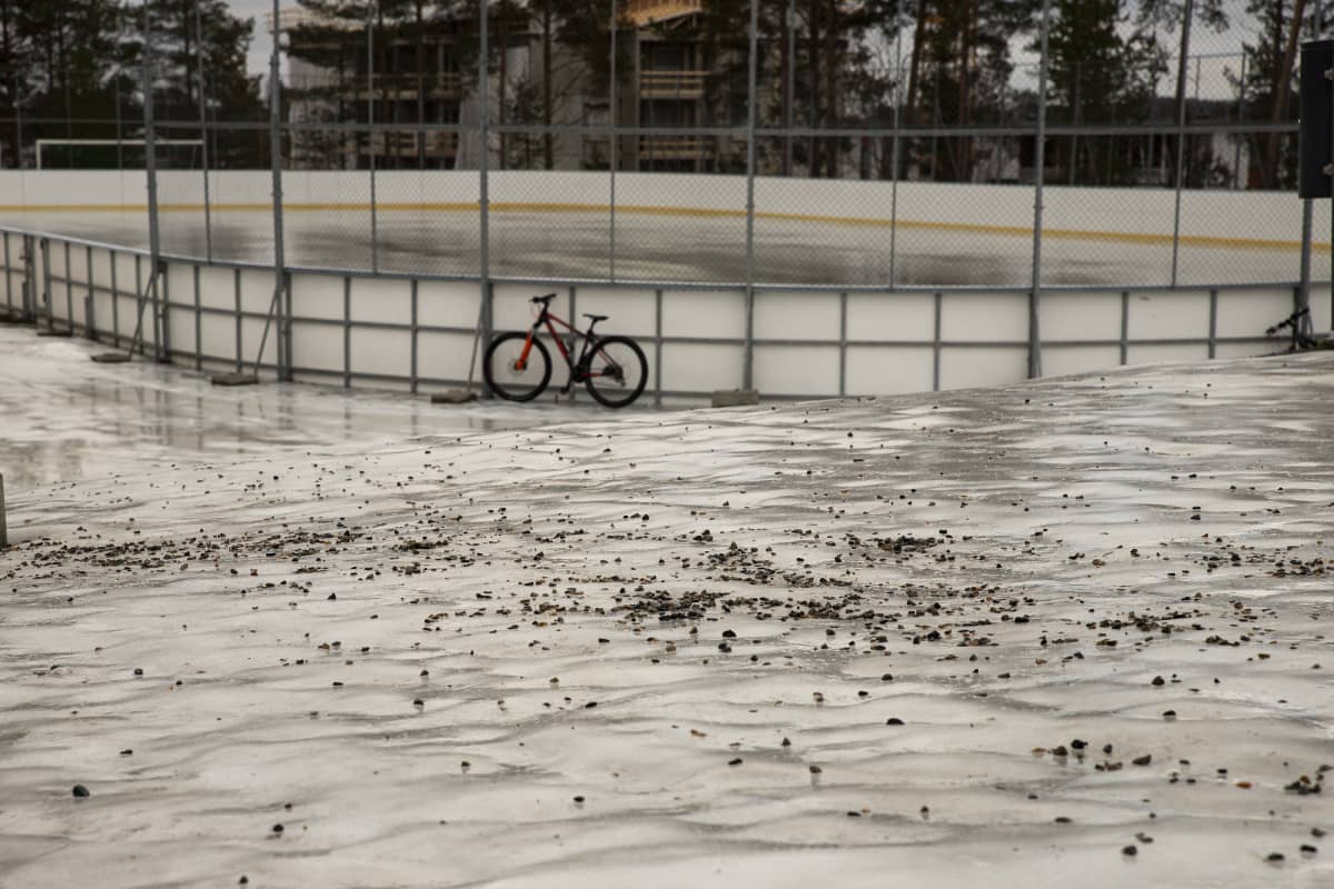 Liukas koulun piha-alue ja jääkiekko kaukalo.