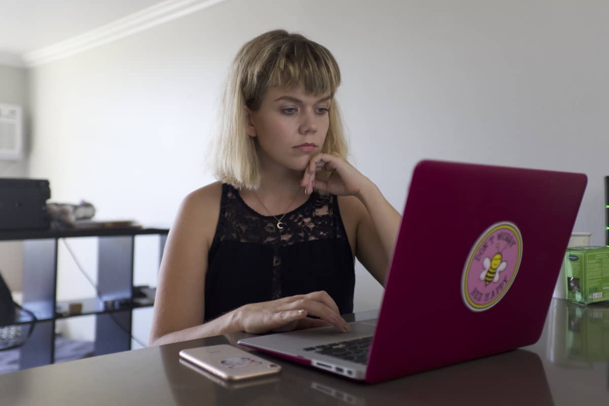 Saana Laigren kirjoittaa tietokoneella