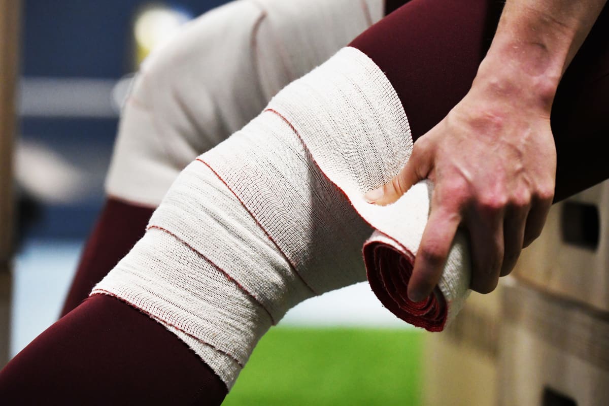 Anni vuohijoki lägger "bandage" på sitt ben.
