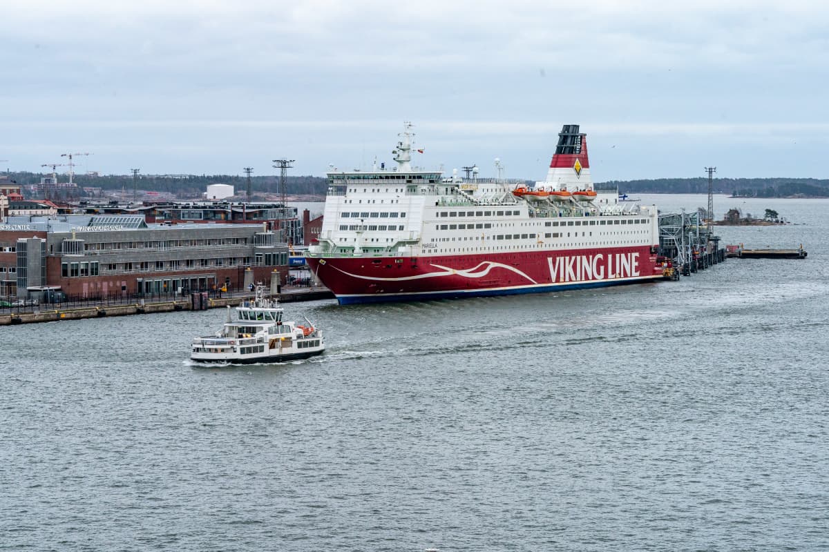 Suomenlinnan lautta Viking Mariellan edessä.
