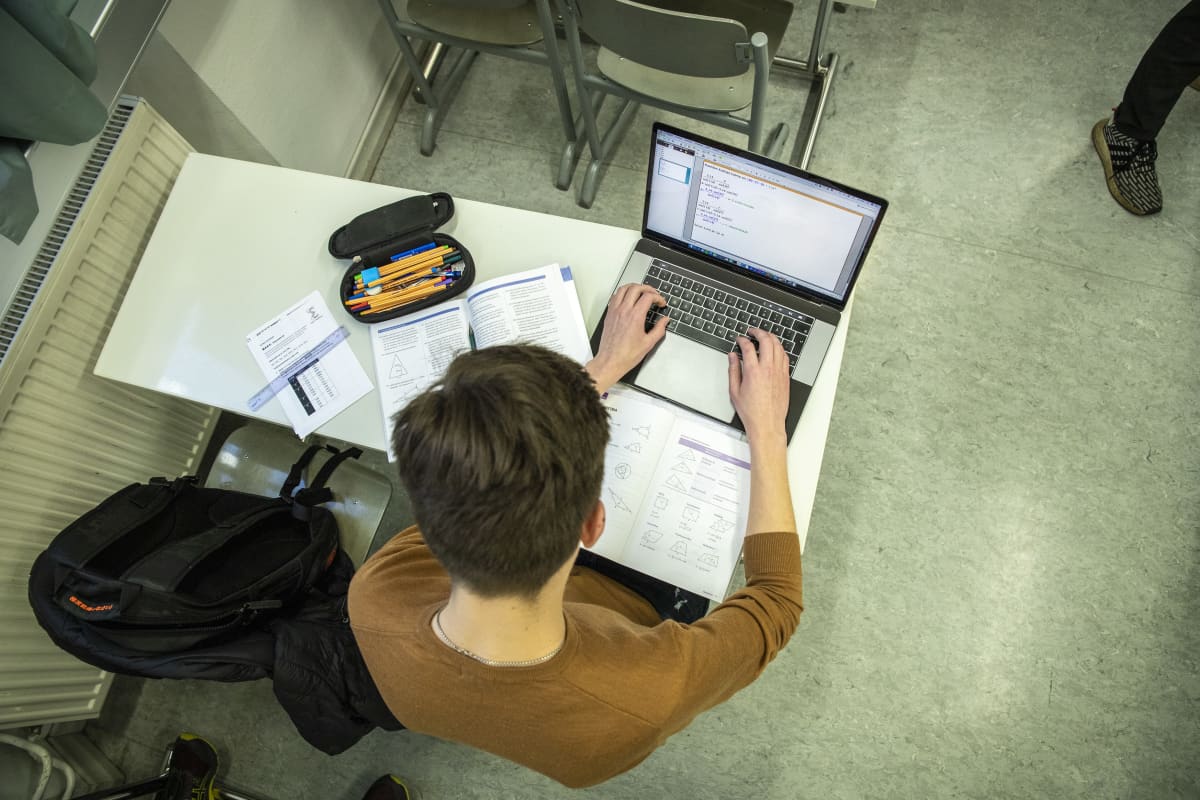 Opiskelija opiskelemassa matematiikkaa Kuopion Lyseon lukiossa