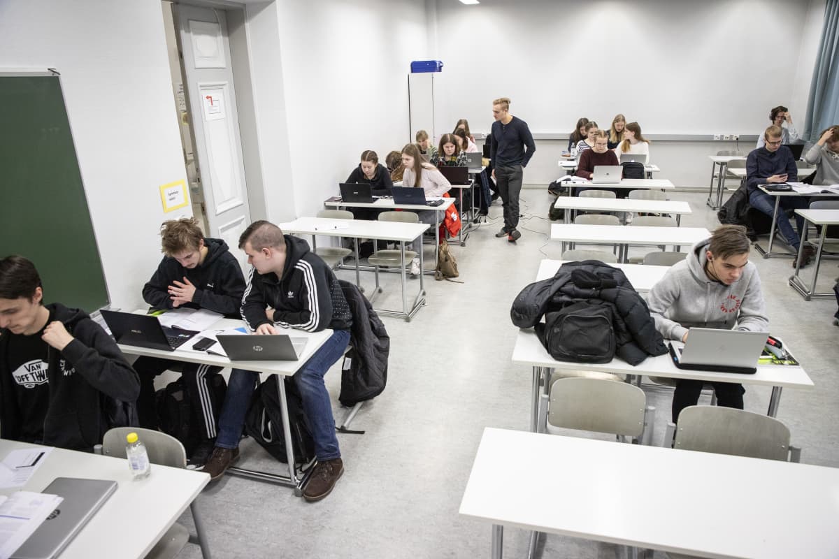 Opiskelija opiskelemassa matematiikkaa Kuopion Lyseon lukiossa