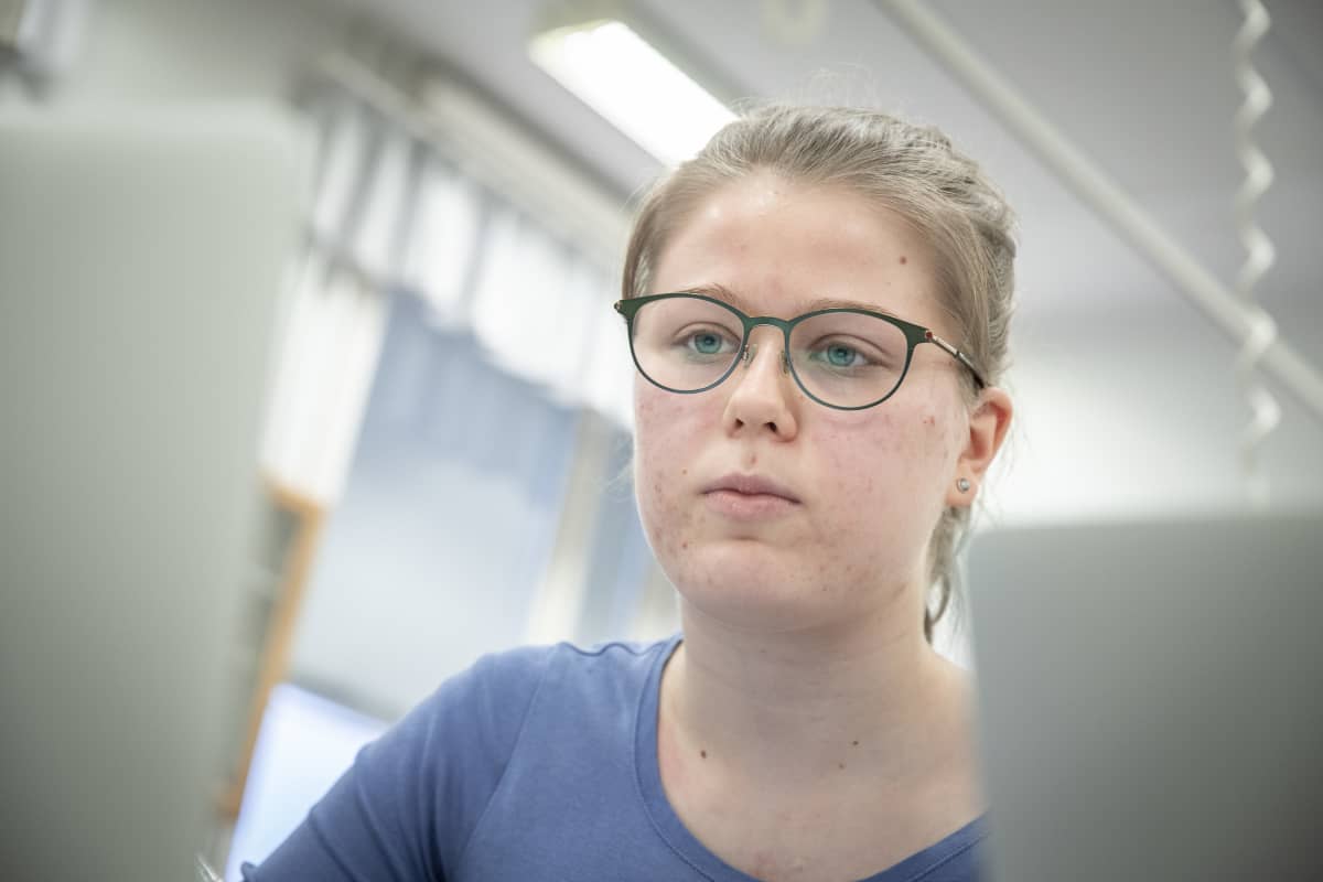 Kuopiolainen Aino Kilpeläinen laskee matematiikan tehtäviä tunnilla