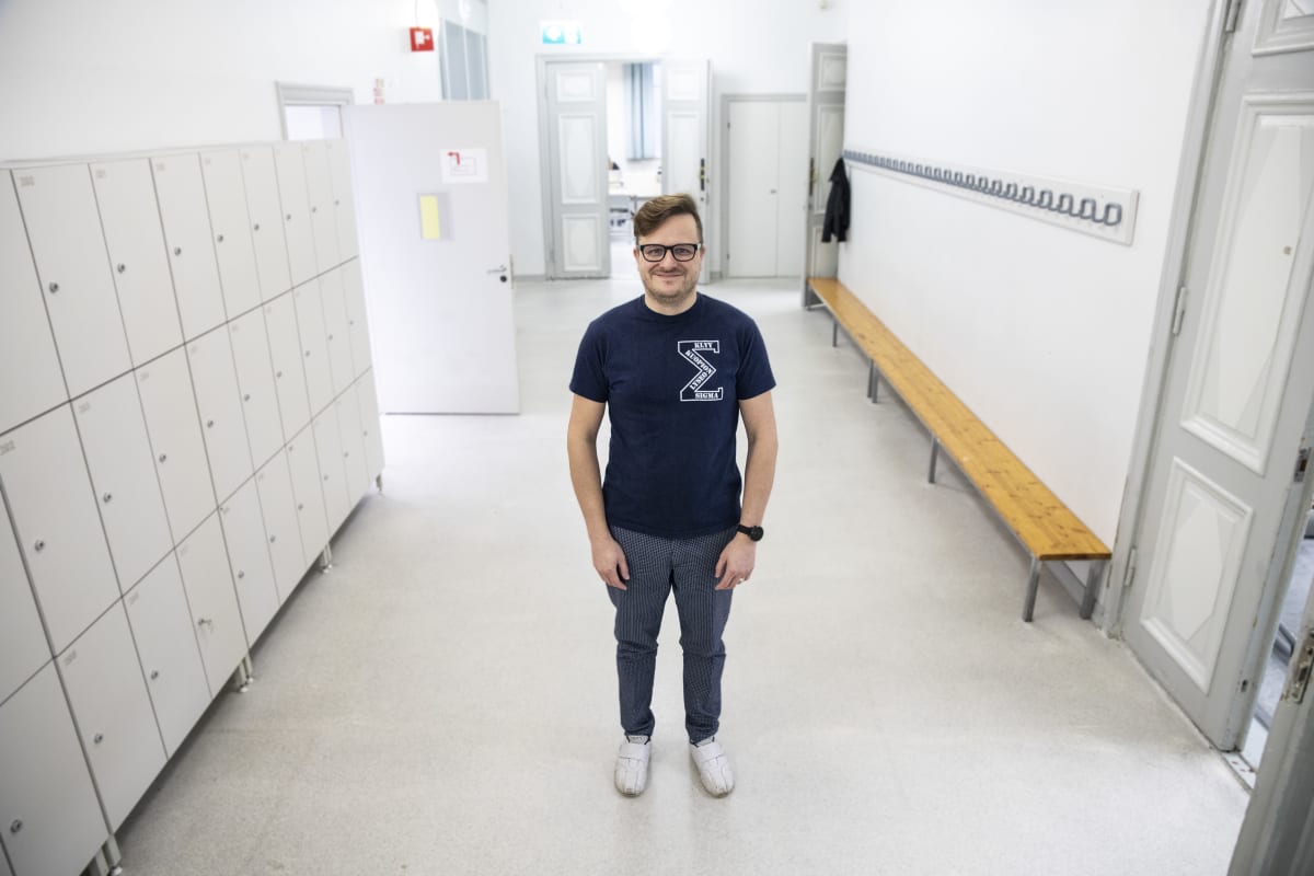Kuopion Lyseon lukion apulaisrehtori Paavo Heiskanen Lyseon käytävällä.