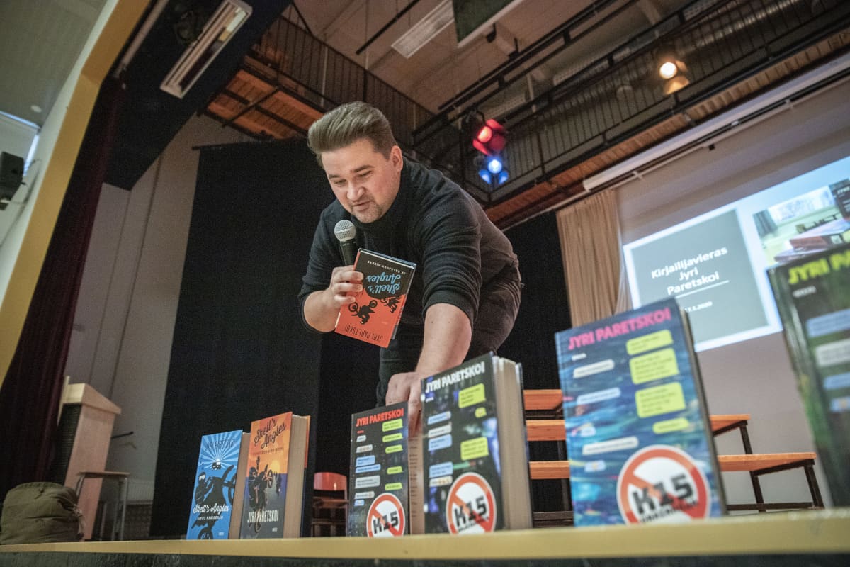 Kirjailija Jyri Paretskoi esiintymässä Minna Canthin yläasteen liikuntasalissa