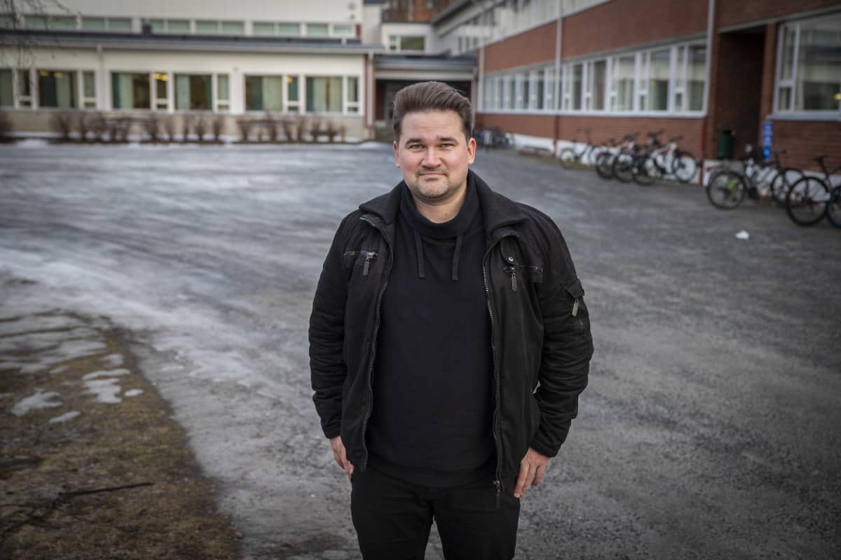 Kirjailija Jyri Paretskoi Minna Canthin koulun edustalla