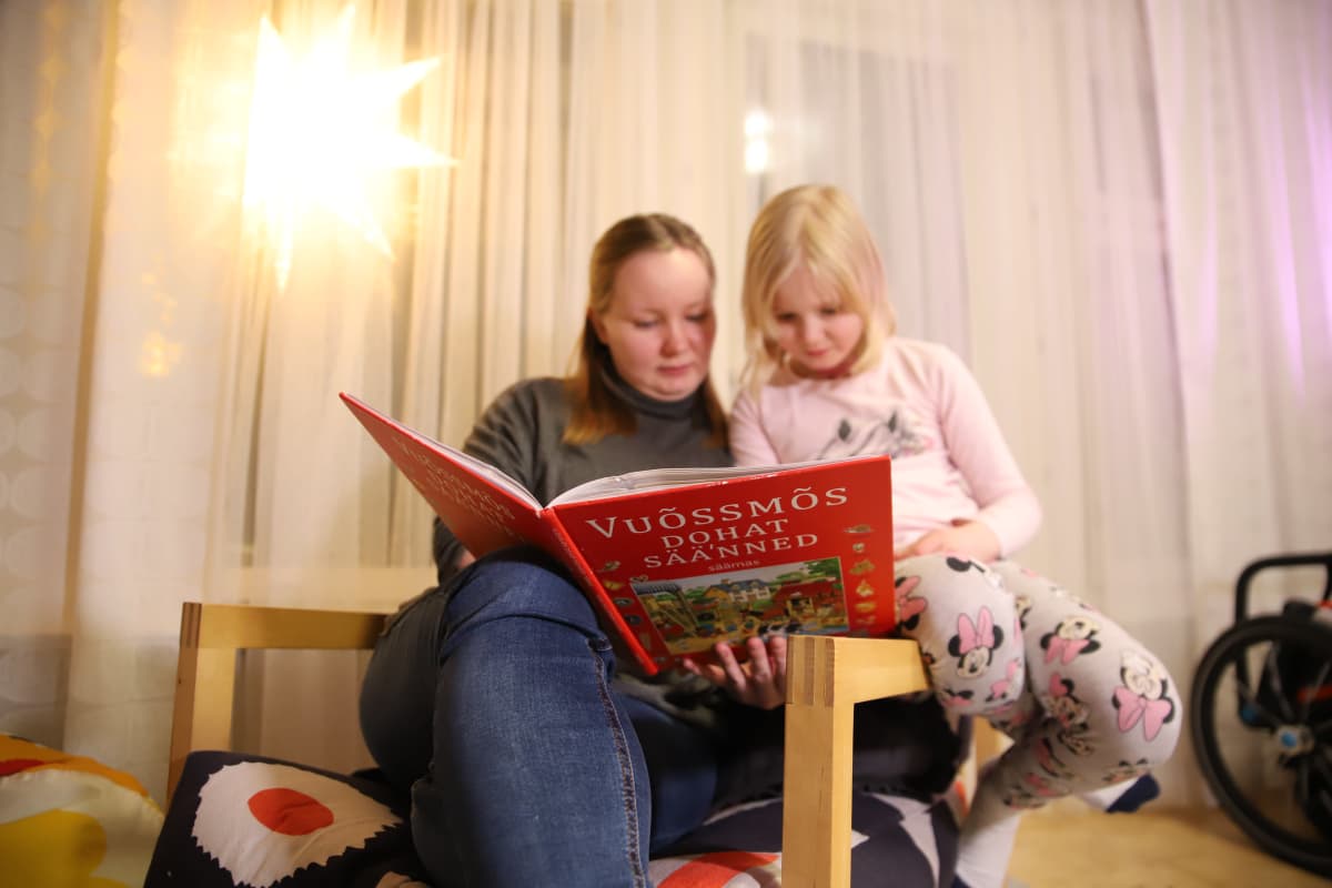 Tinja Semenoff lukee tyttärelleen Pelagialle kirjaa.