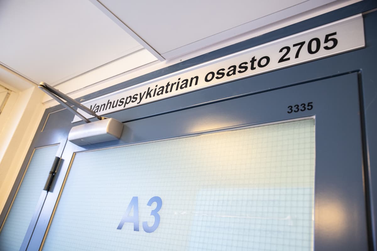 Julkulan sairaalan vanhuuspsykiatrian osaston ovi