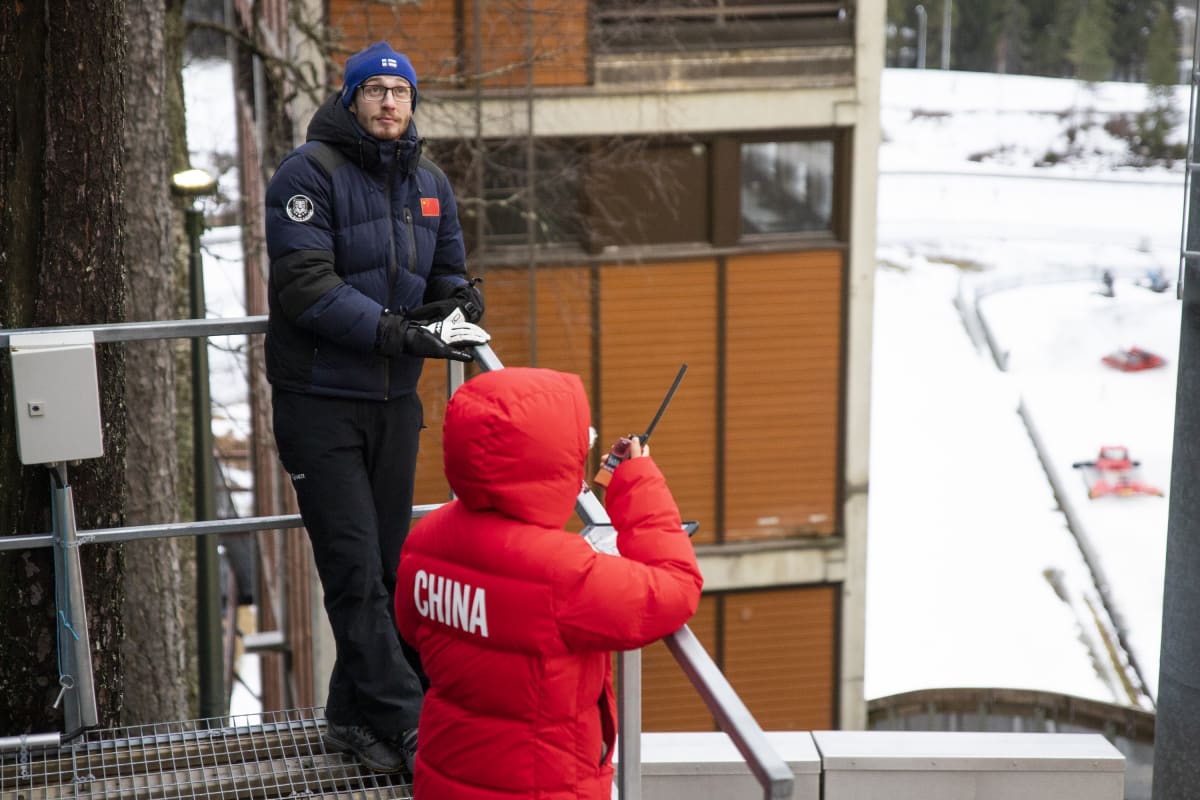 Valmentaja Matti Herola kiinalaisen huoltajan kanssa mäkitornissa.
