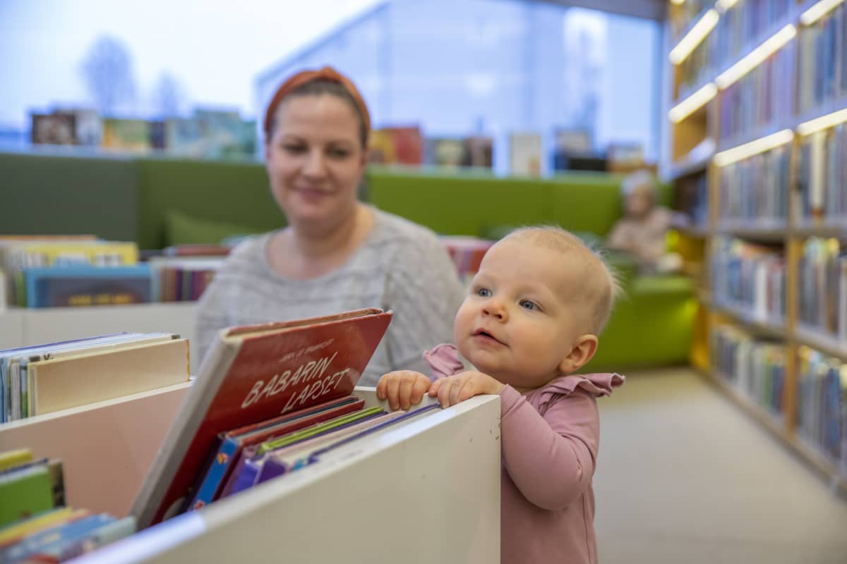 Ella Koskenranta tutkii kirjoja.